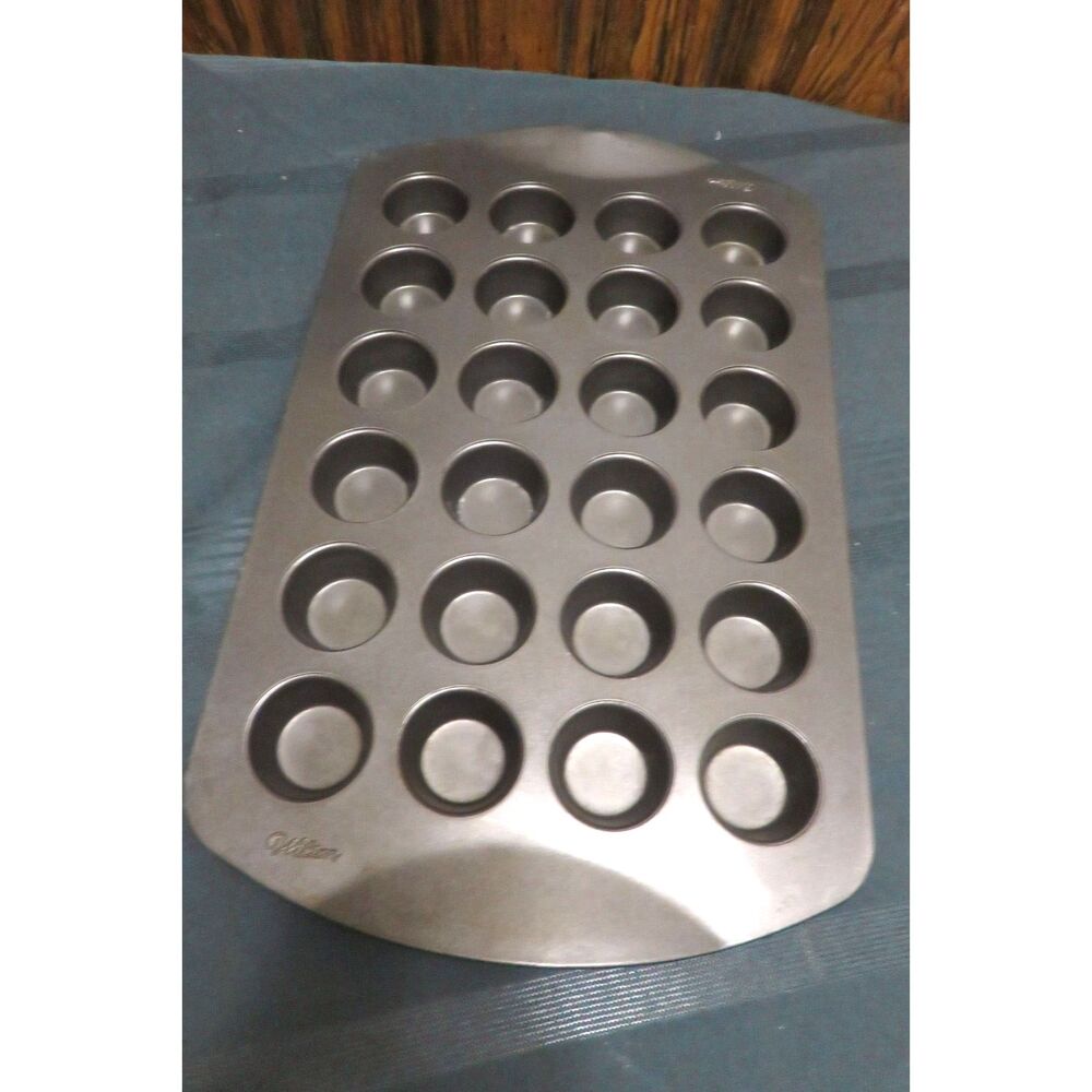 Nordic Ware Bundtlette 6 Muffin Mini Bundt Pan Made of Heavy Cast Aluminum 14"